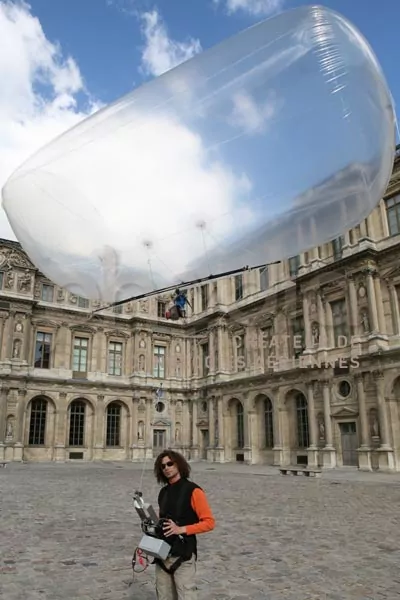 photographie aérienne du Louvre avec ballon