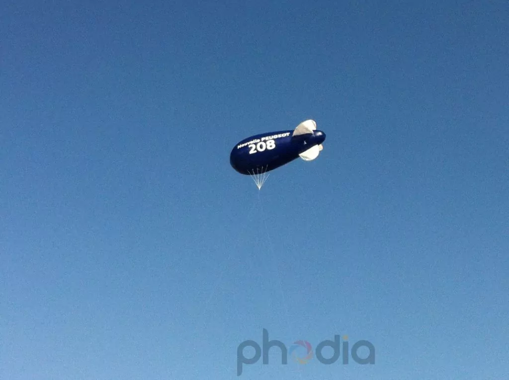 ballon dirigeable publicitaire hélium Peugeot 208 de 6 m bleu foncé