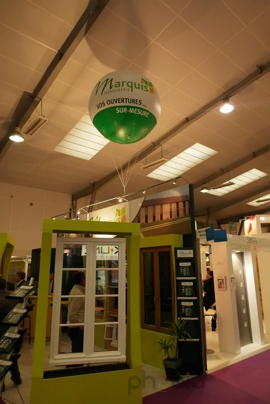 Stand MARQUIS, menuiserie pour le salon ARTIBAT ballon géant hélium blanc et vert