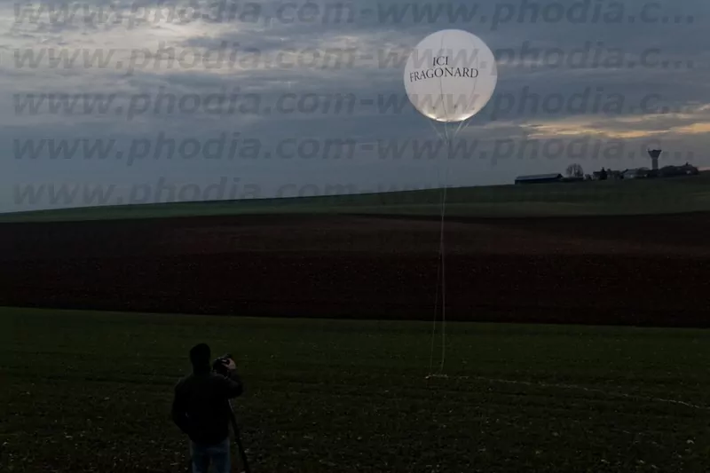 gros ballon hélium de 2.5m Fragonard dans un champs
