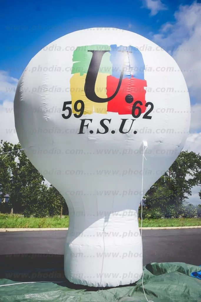 structure gonflable publicitaire en forme de montgolfière pour le syndicat fsu 59 62