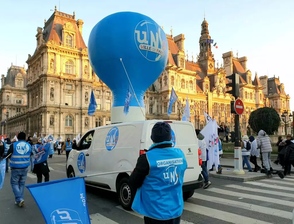 montgolfière gonflable UNSA sur le toit d'une voiture lors d'une manifestation à paris