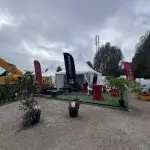 Pourquoi un drapeau et une arche gonflable transforment votre stand à la foire de Châlons ?