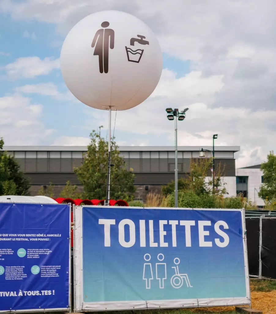 ballon éclairant de 2m en journée au festivals des nuits secrètes pour indiquer les toilettes