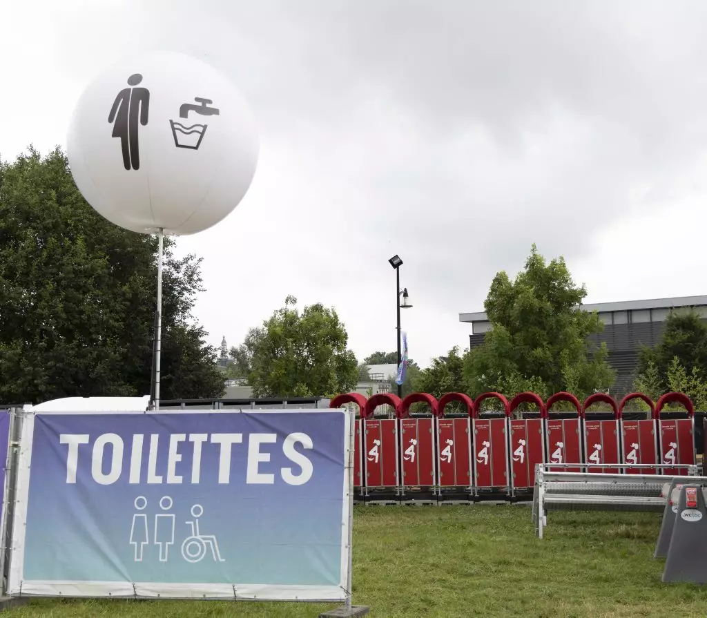 ballon éclairant de 2m en journée au festivals des nuits secrètes pour indiquer les toilettes