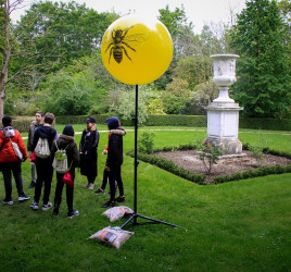 Des collégiens au château de Versailles devant un ballon sur trépieds jaune de 80cm