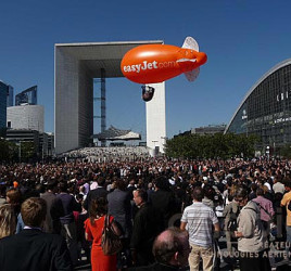 ballon zeppelin publicitaire easyjet 7m de couleur orange à la Défence