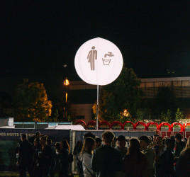 des ballons éclairants 2m pour indiquer les toilettes au festival les nuits secrètes